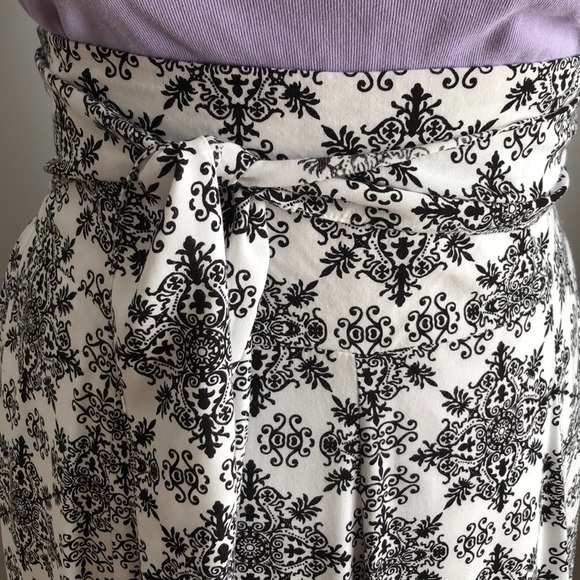 N.y.L.a Black Print on White Flowing Rayon Skirt - Picture 7 of 9